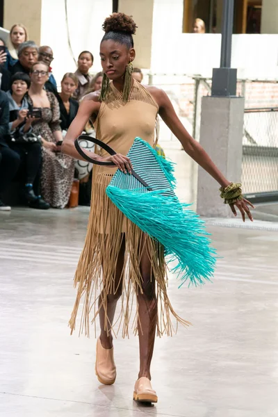 Look 18